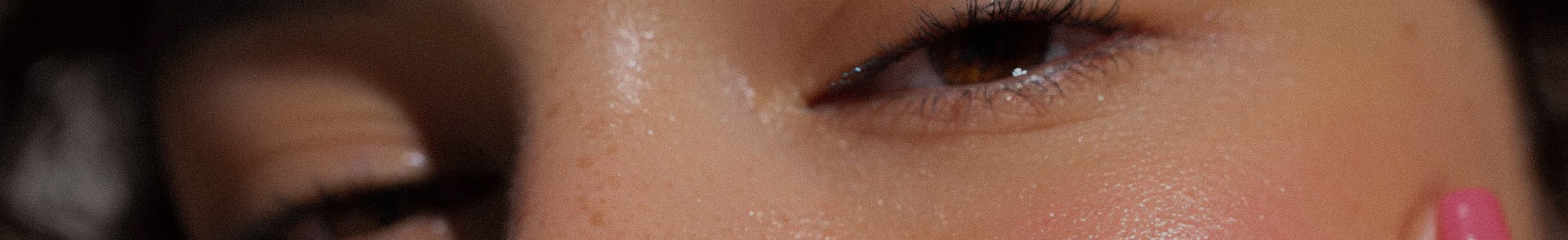 жена с блестяща кожа